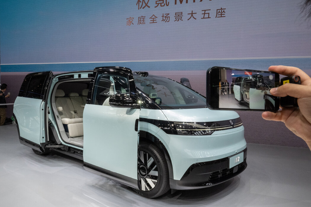 中国电动汽车品牌极氪在北京车展上推出的全新Mix车型。