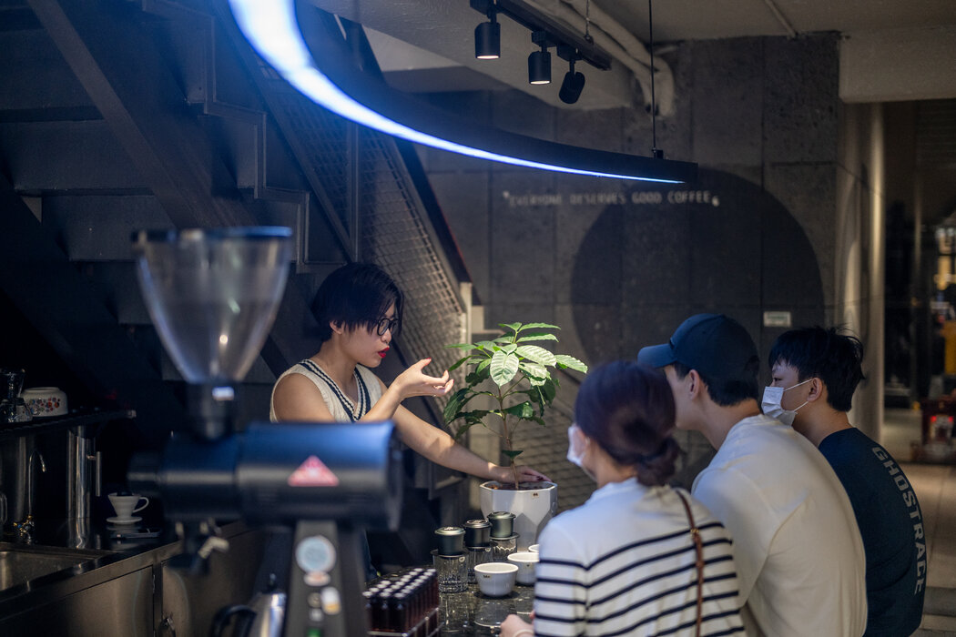 一小群美国游客在96B的咖啡工作室学习如何制作传统的鸡蛋咖啡。