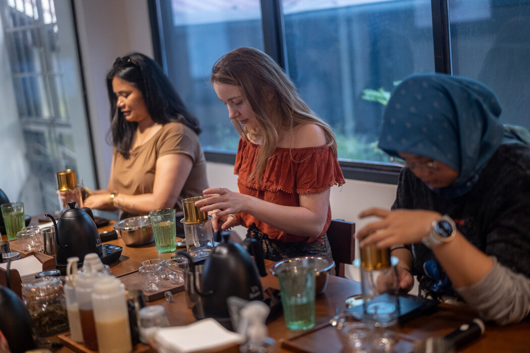 Lacaph的咖啡工作坊教授学生越南丰富的咖啡历史，以及如何制作传统的越南滴滤咖啡。