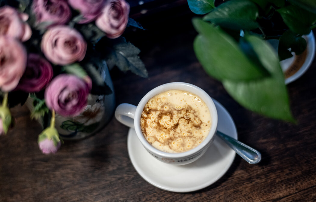 小河内鸡蛋咖啡以其香甜多泡沫的鸡蛋咖啡而闻名。