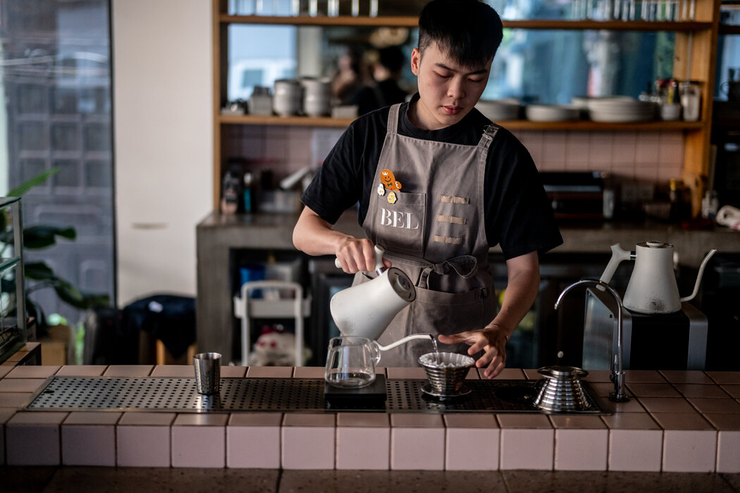 极简主义风格的画廊式咖啡馆Bel提供各种混合咖啡（包括用自家香兰糖浆制作的拿铁咖啡，售价90000越南盾）、诱人的混合果汁和袋装的自家烘焙咖啡豆。