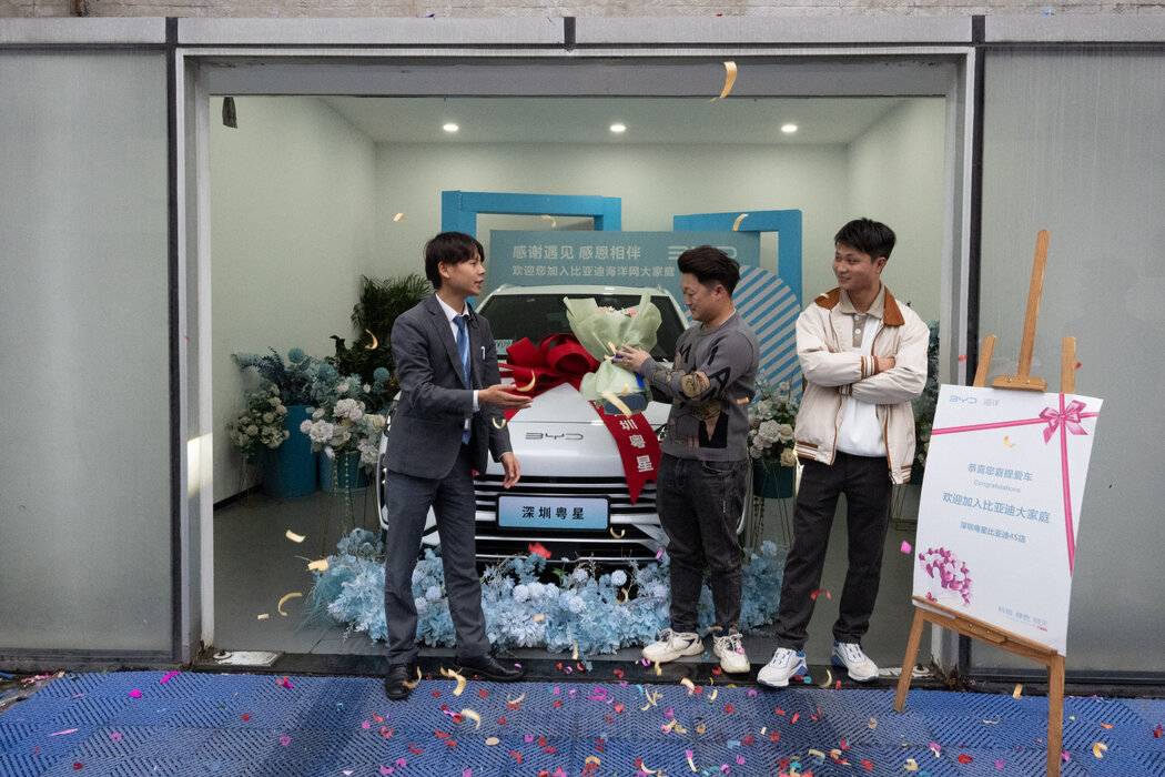 祝贺客户购买比亚迪车，摄于深圳，这里是中国电子工业的中心，也是比亚迪总部所在地。