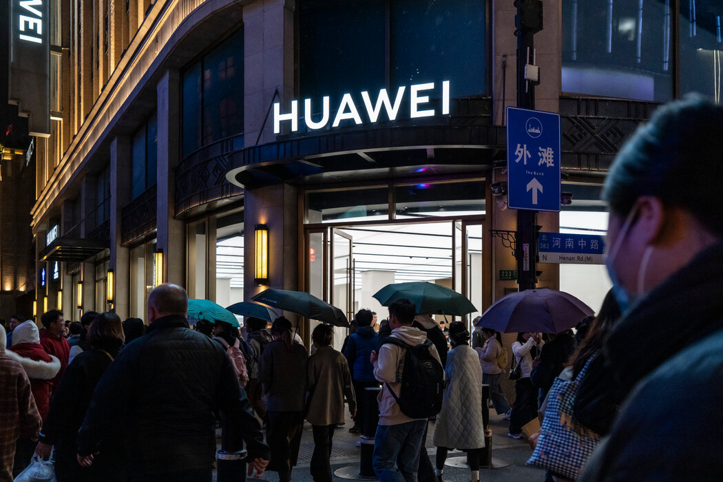 华为的新款手机Mate 60 Pro“给人的感觉，就像很多年前如果有人在街上看到他们拿着iPhone一样，”一名分析师说。