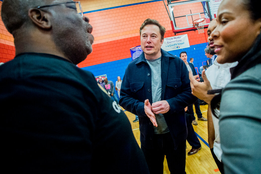 马斯克于2019年访问了密歇根州弗林特市的一所学校，此前他曾捐款安装滤水器，并承诺将做更多。