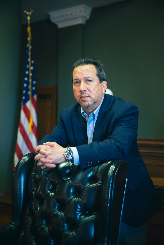 卡梅伦县最高民选官员小艾迪·特雷维尼奥回忆说，他曾对马斯克说，“帮我把这个社区扶持起来。”