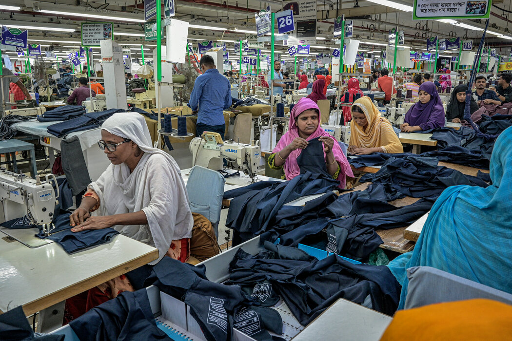 孟加拉国的一家服装厂。该国正面临自动化的挑战，给就业机会带来影响。