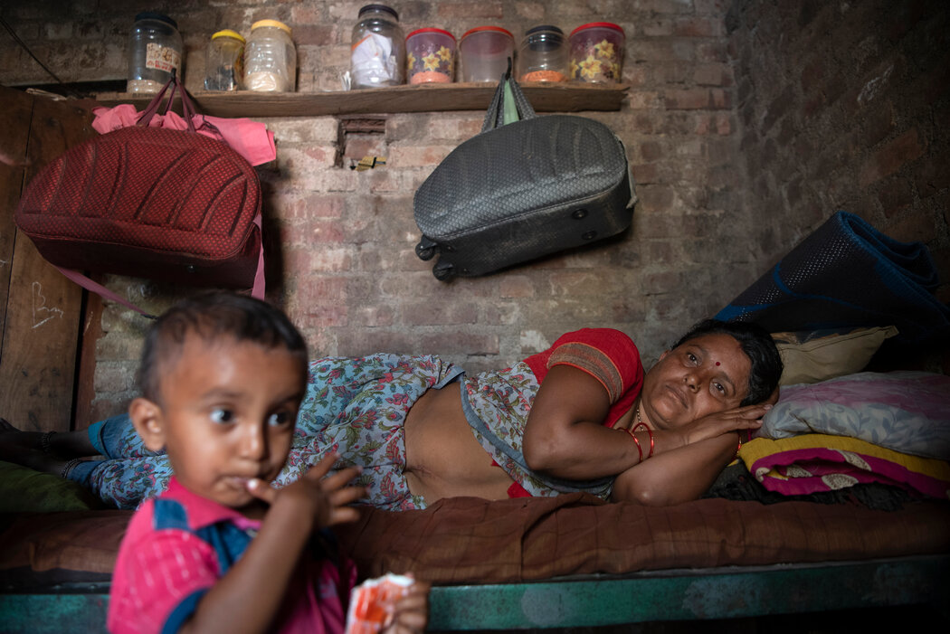 阿卡娜·阿肖克·肖丽和儿子阿迪亚。自从子宫被切除后，劳作总是伴随着疼痛。