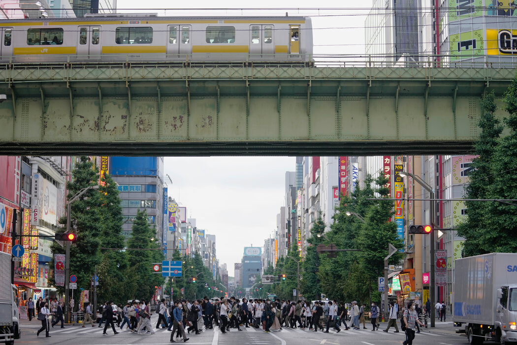 日本的经济起伏不定，但基本上经受住了世界上最高的国债率。