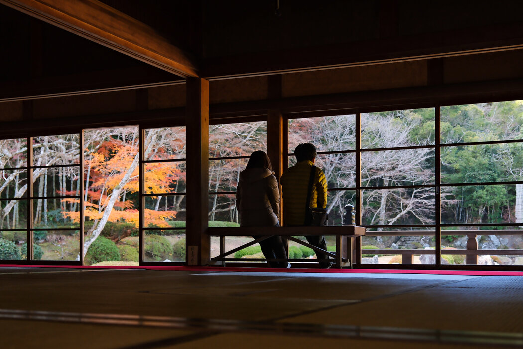 山口县一座寺庙的游客。一位26岁的日本人说：“我觉得日本处于和平时期。所以年轻一代不觉得需要改变这个国家。”