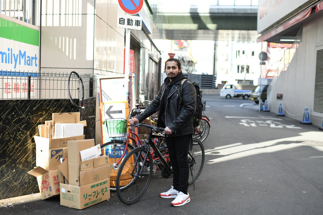 22岁的乌帕德亚伊·乌克什说,大阪的警察曾在其上学的路上拦下他,搜查他的书包。