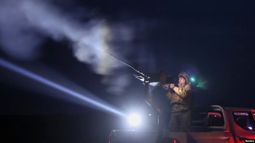 在切尔尼戈夫州，乌克兰某反无人机机动防空部队的军人在战斗中使用机关枪射击。(2024年3月28日)