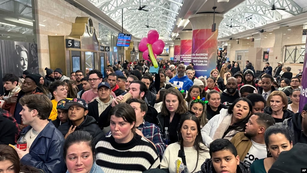 资料照片:纽约市宾夕法尼亚车站各个族裔的通勤者。(2023年12月9日)