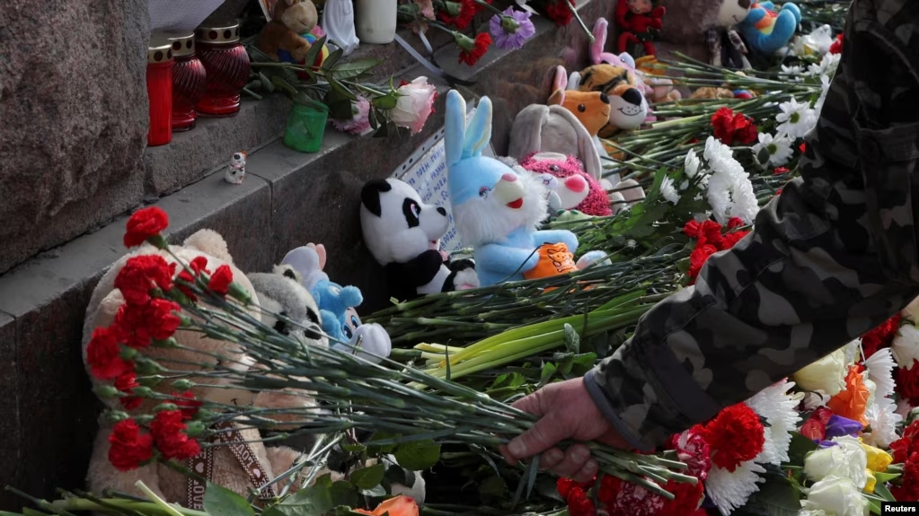 俄罗斯民众在莫斯科地区发生恐怖攻击的音乐厅附近的临时记念场所献花。（2024年3月24日）