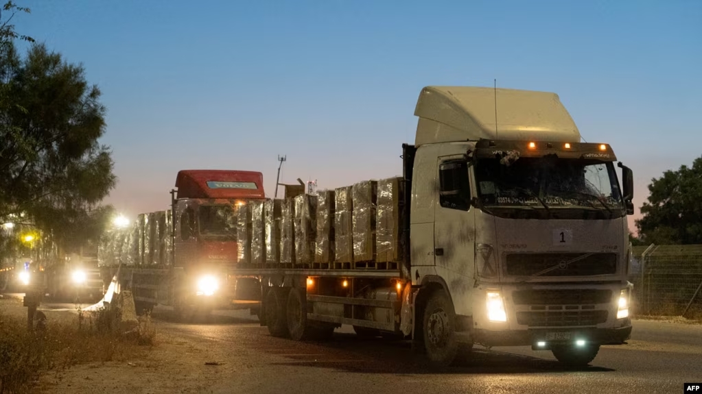 运载人道主义援助物资的卡车正准备进入加沙地带。（2024年4月12日）