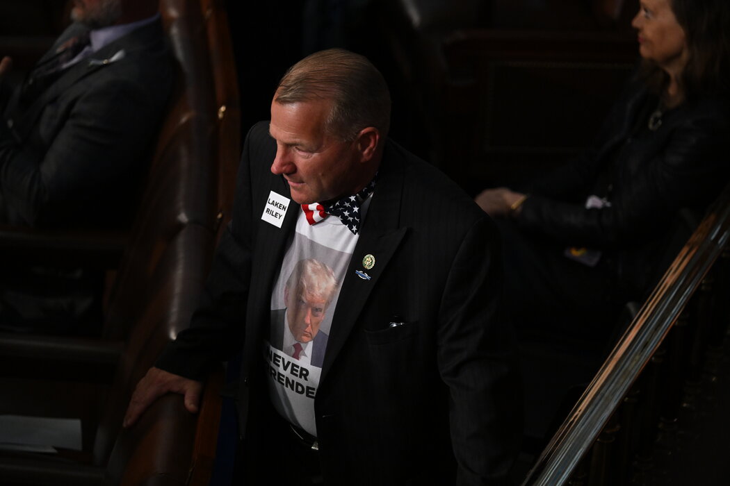 特洛伊·尼斯众议员在周四晚穿了一件特朗普T恤。