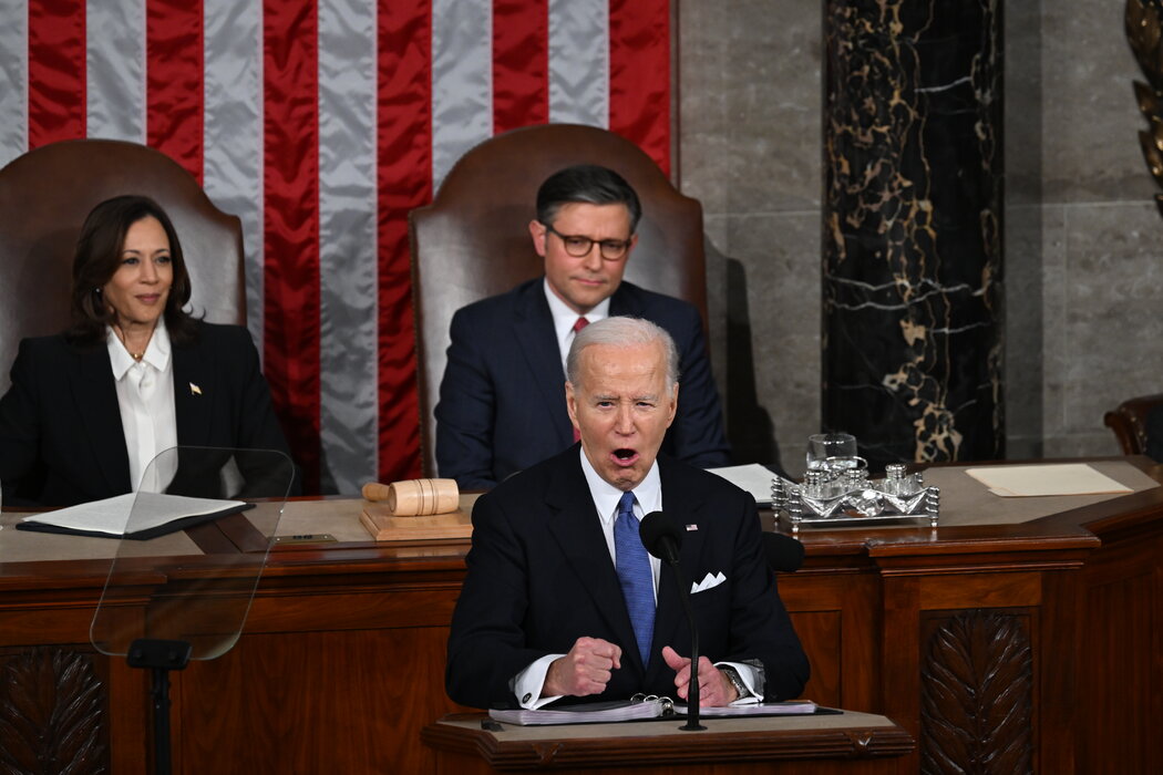 在国情咨文演讲中，拜登多次用近乎喊叫的方式讲话。