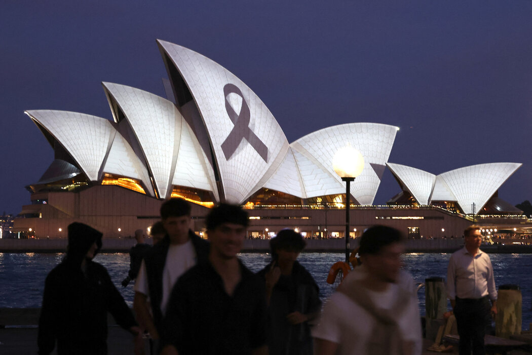 周一，一条黑丝带被投射到悉尼歌剧院上，作为对袭击受害者的纪念。