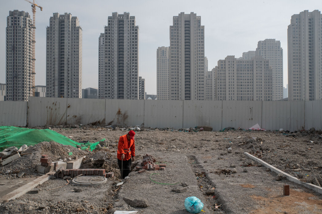 天津的人行道建设。去年，在附近的街道裂开后，数千居民从公寓中撤离。