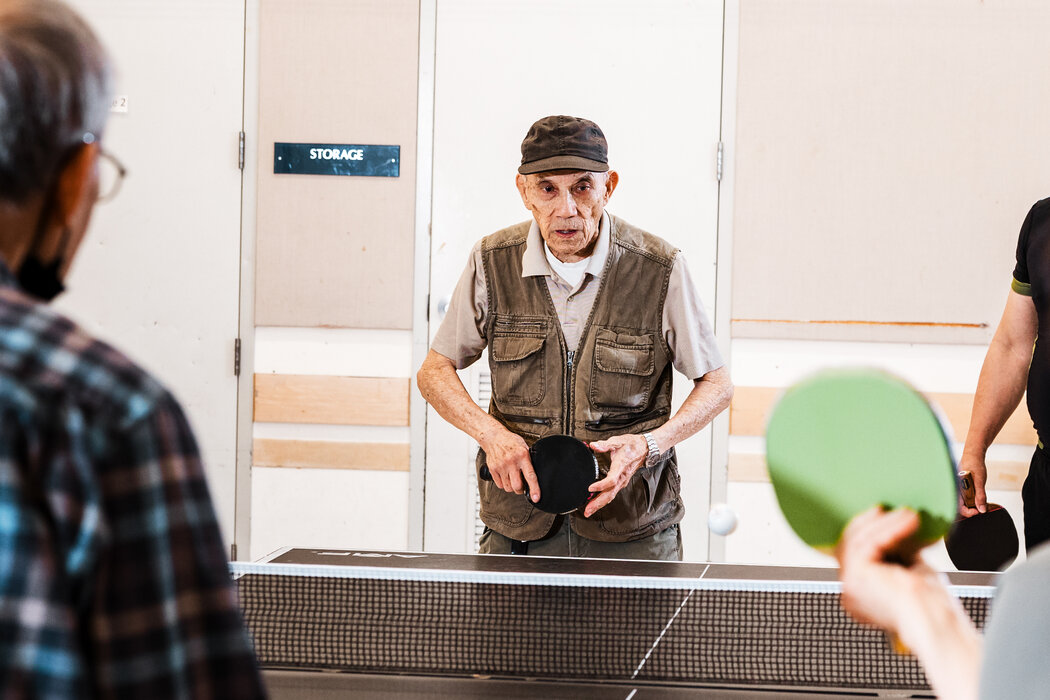 在旧金山里士满娱乐中心打乒乓球的间隙，乐洪说，对他来说，名字并不重要，重要的是候选人为社区做了什么。