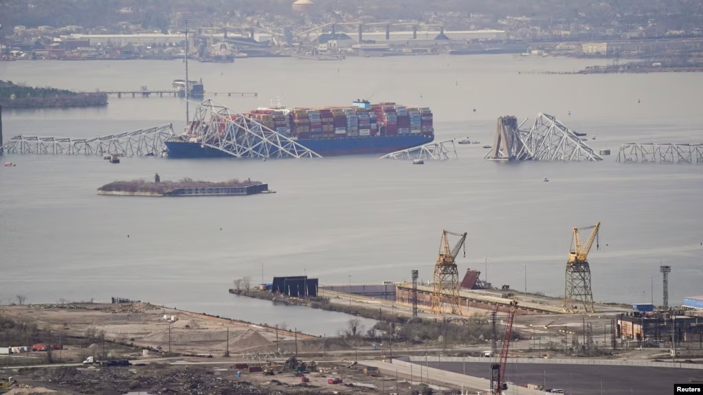 “大理号”货轮撞毁马里兰州巴尔的摩市的弗朗西斯·斯科特·基大桥后的现场情景。(2024年3月26日)