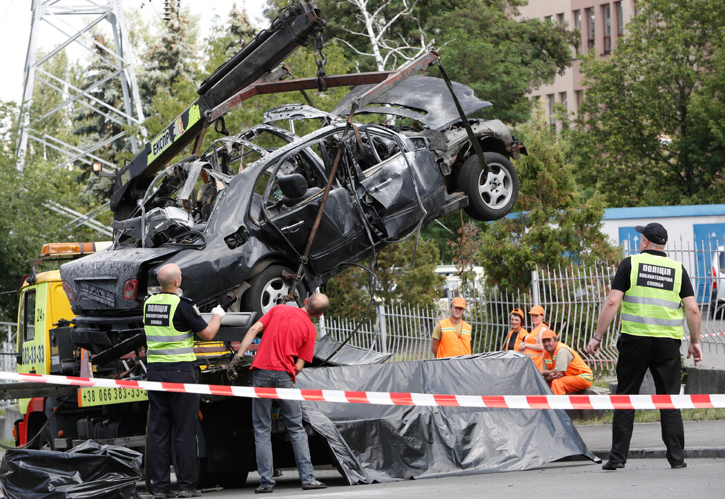 警方官员检查马克西姆·沙波瓦尔的汽车的残骸，他在基辅2017年的一次爆炸中丧生。