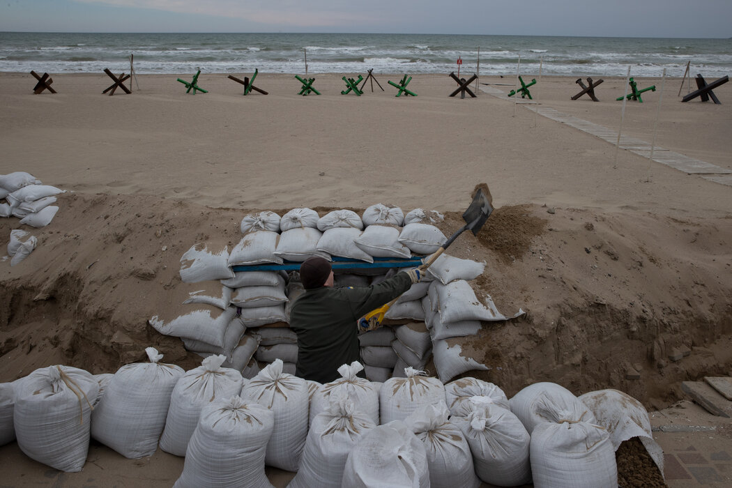 乌克兰陆军的一名士兵在敖德萨的海滨阵地上做防守准备，摄于2022年。