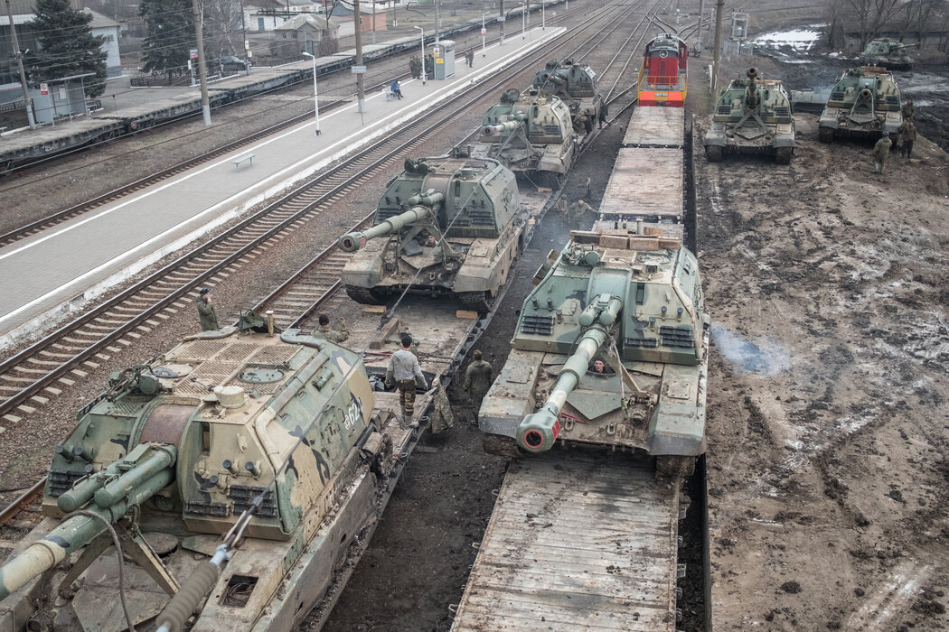 俄罗斯入侵乌克兰几天前，俄罗斯自行榴弹炮正在俄罗斯塔甘罗格郊外的车站装载到火车上。