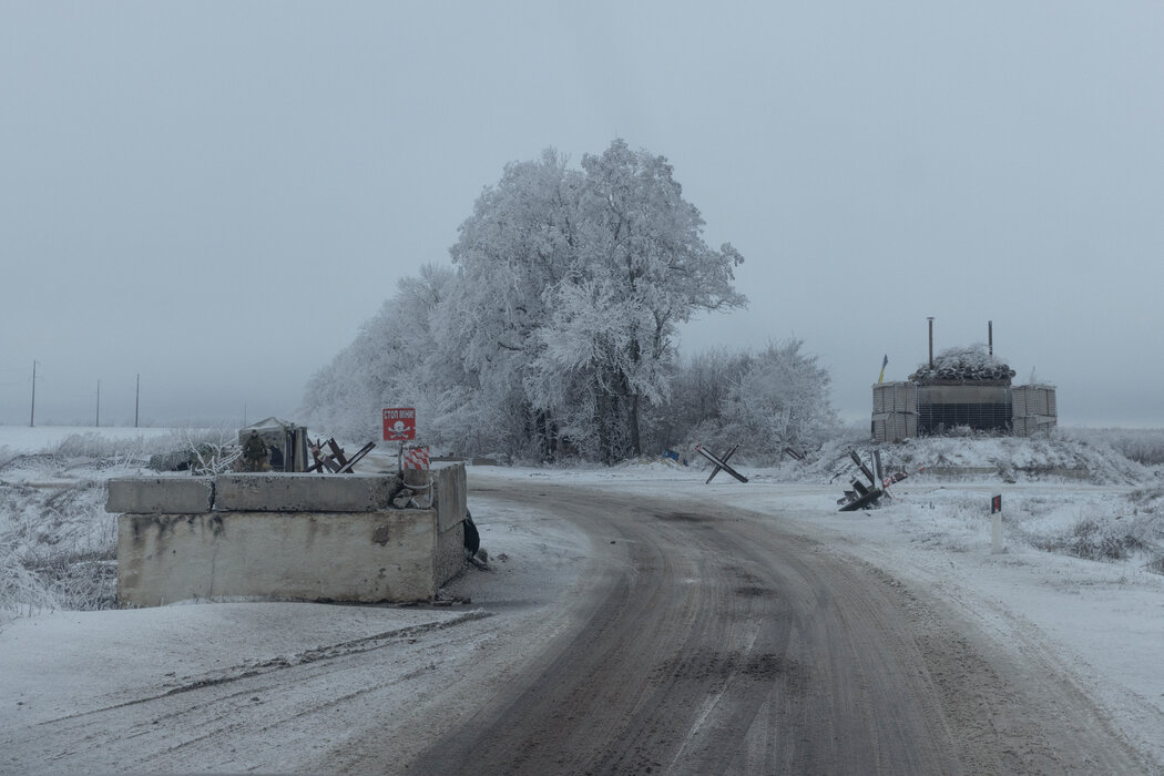 封锁了乌克兰哈尔科夫地区通往俄罗斯边境道路的一个军事检查站，上边有一个指示地雷的标志，摄于去年12月。