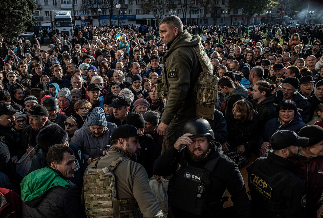 乌克兰将南部城市赫尔松从俄罗斯占领下夺回后聚集在一起领取食物的人群，摄于2022年。