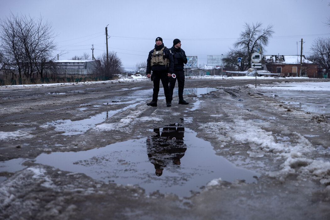 乌克兰警察在靠近俄罗斯边境的乌克兰哈尔科夫地区设立的一个流动检查站，摄于去年12月。