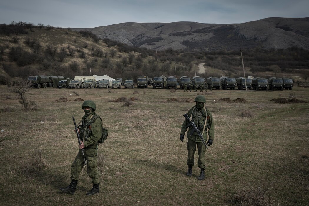戴着面罩的俄罗斯士兵在克里米亚佩雷瓦尔诺的一个乌克兰军事基地站岗，摄于2014年。