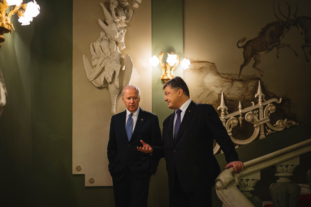时任乌克兰总统的彼得罗·波罗申科（右）和时任美国副总统的拜登在基辅举行会议，摄于2015年。