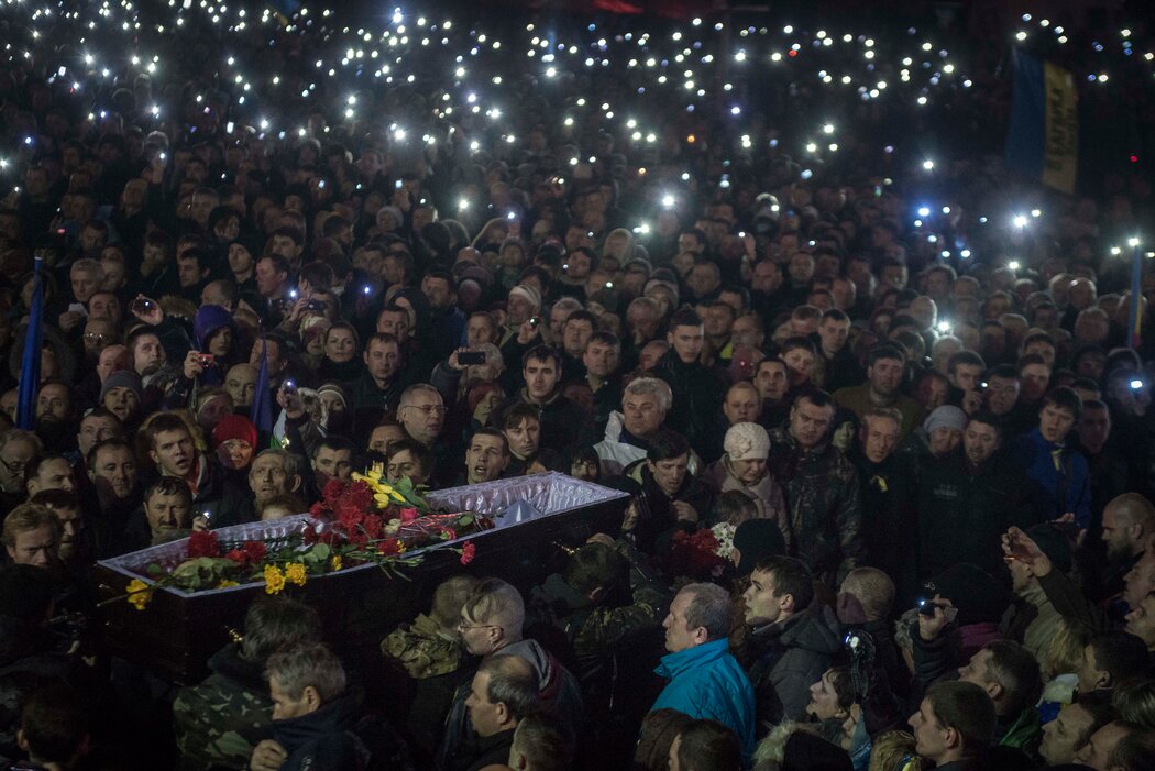 在基辅独立广场举行的葬礼上，人们举起点亮的手机，摄于2014年。