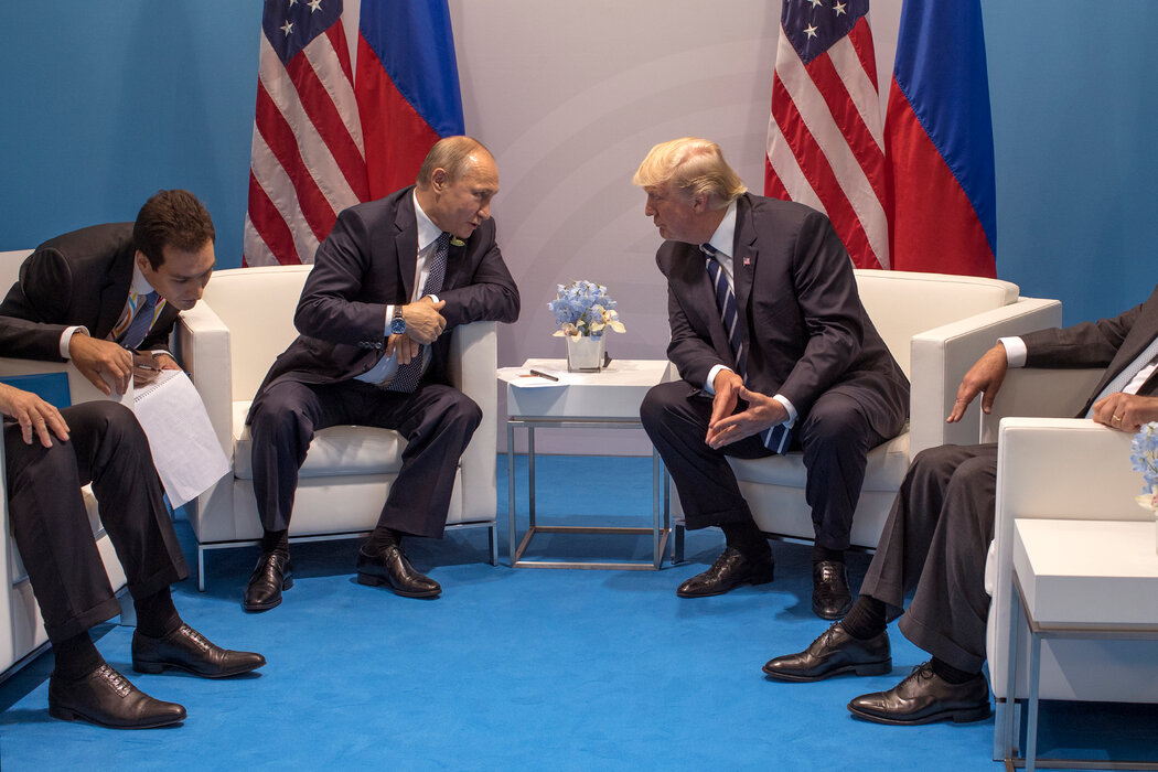 俄罗斯总统普京与时任美国总统特朗普交谈，摄于2017年。
