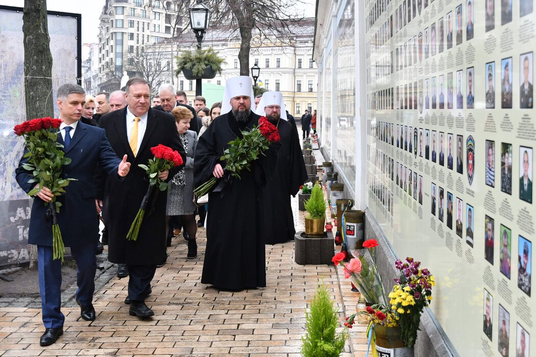 时任美国国务卿的迈克·庞皮欧在基辅向乌克兰阵亡将士纪念碑献花，摄于2020年。