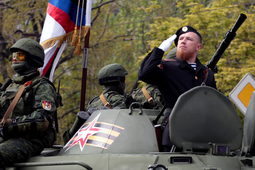 亲俄叛军指挥官、人称“摩托罗拉”的阿尔谢尼·帕夫洛夫在参加乌克兰东部顿涅茨克的阅兵式时敬礼，摄于2016年。