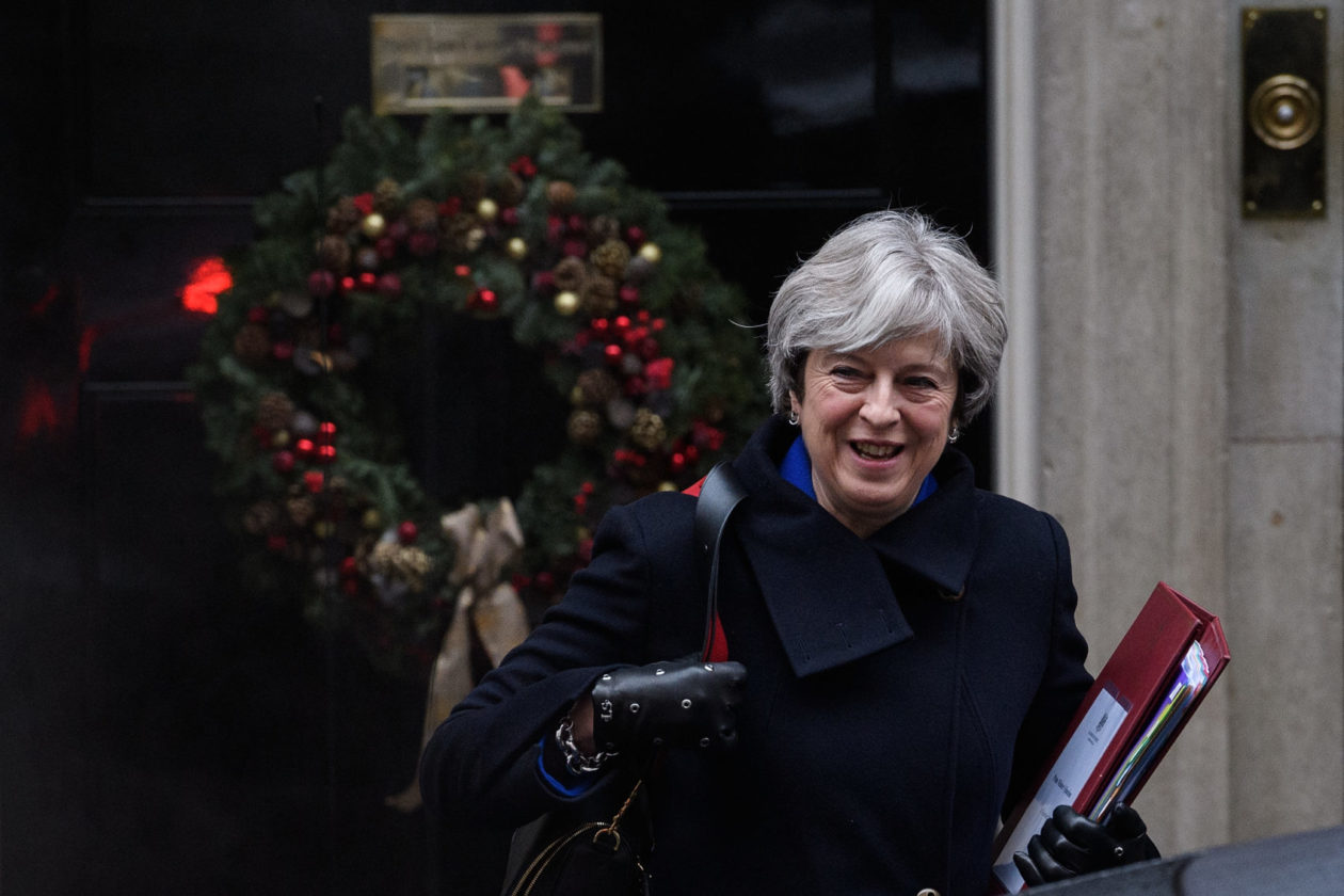 特蕾莎·梅向英国军人发表2017年圣诞贺辞