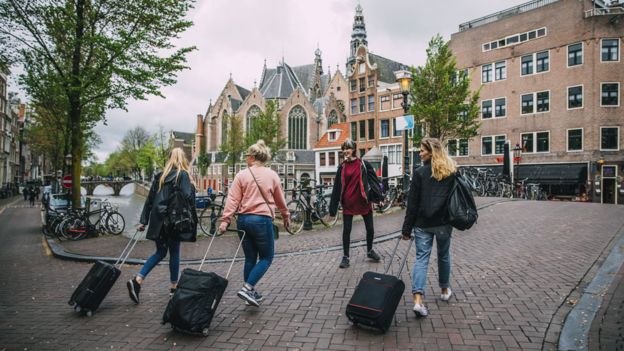 保留本地社区服务设施是防止阿姆斯特丹被旅游业完全侵蚀的方法之一。