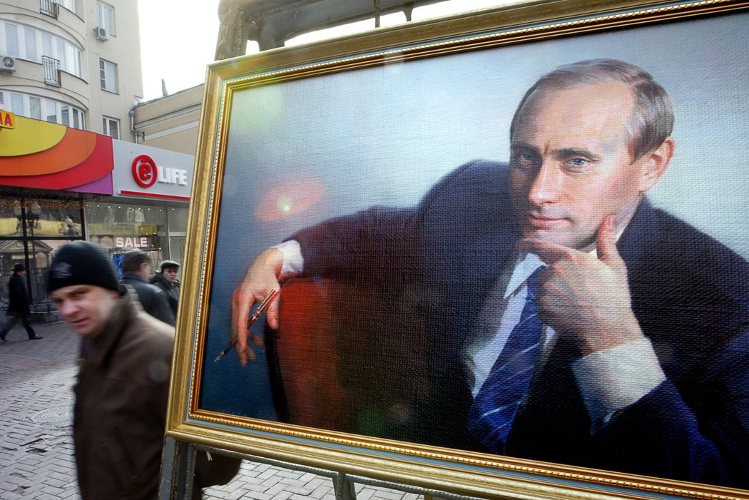莫斯科阿尔巴特大街，一名男子从俄罗斯总统弗拉基米尔·普京的画像前走过。