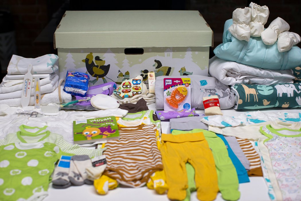 婴儿箱套件包括夏装和冬装、可反复使用的尿布、玩具、一支体温计以及其他的新生儿第一年会用到的东西。