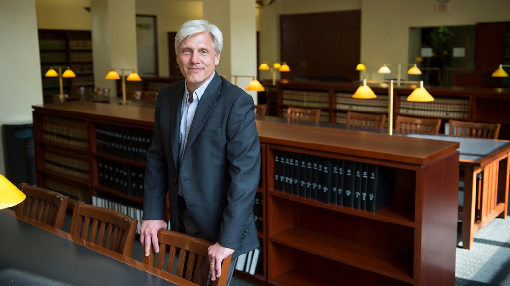 乔治·华盛顿大学的法学教授托德·D·彼得森致力于帮助学生免于踏入自己不满意的职业。