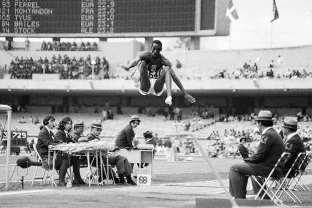 鲍勃·比蒙在1968年墨西哥城奥运会上打破了跳远项目的世界记录。