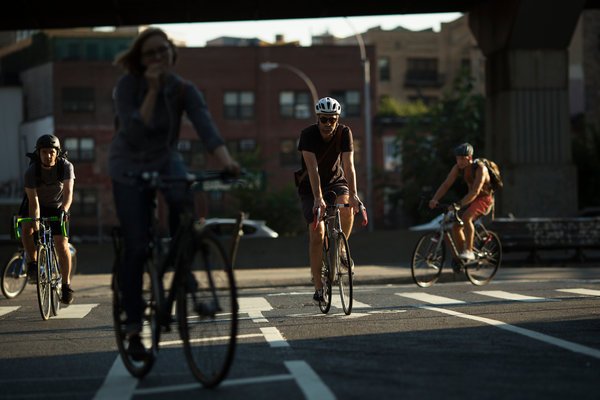 纽约布鲁克林，路上骑车的人们。